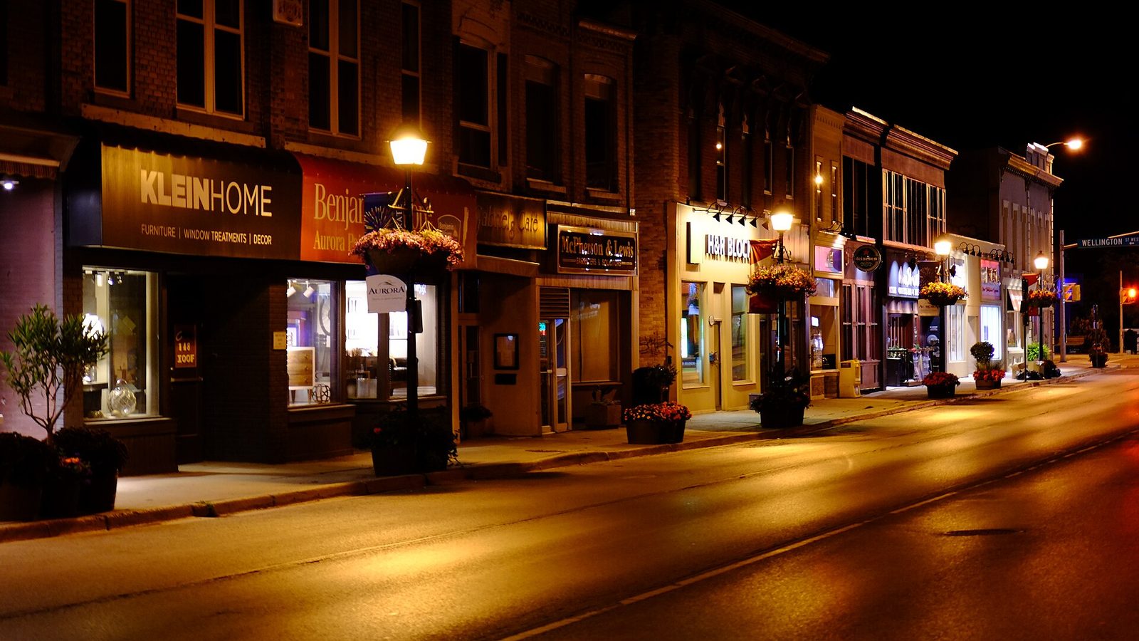 Yonge Street in downtown Aurora at night